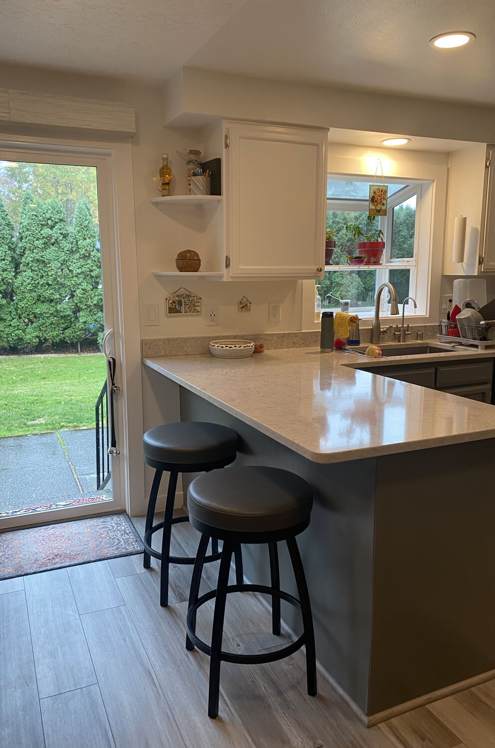 Trica's Henry Modern Black Backless Swivel Bar Stools in Modern Kitchen