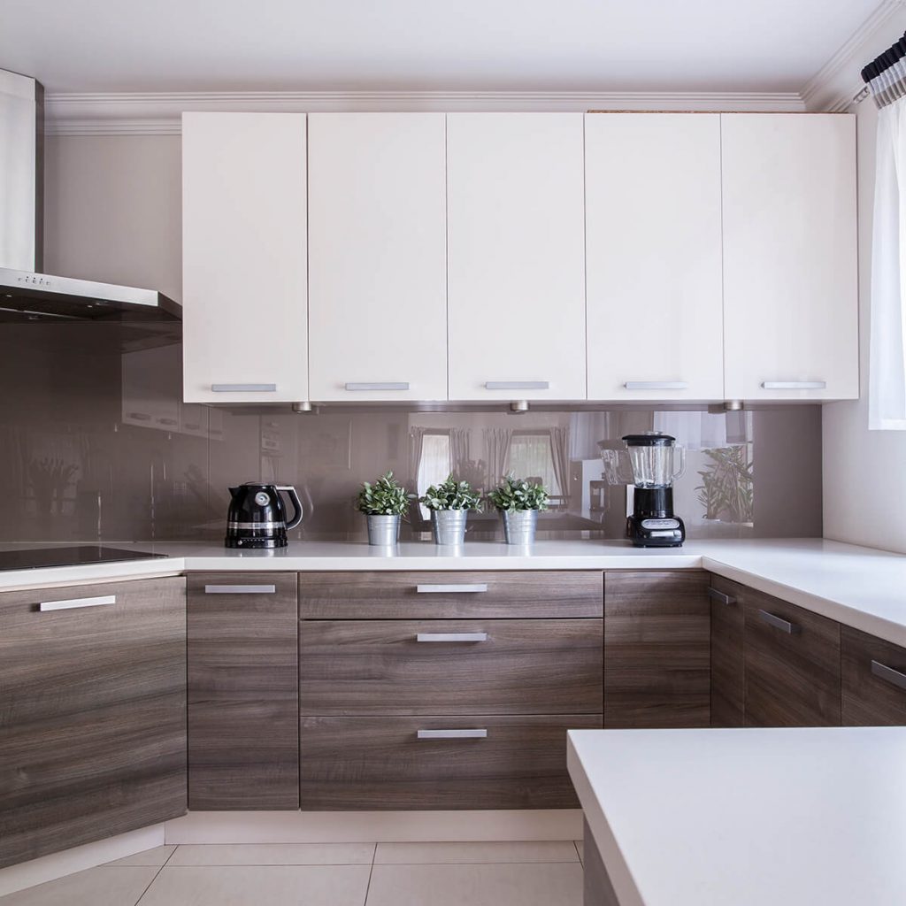 Ombre effect in brown kitchen (starting with lighter shades of brown and going down to darker shades)